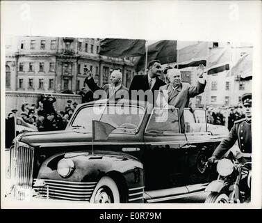 Maggio 05, 1958 - presidente Nasser arriva a Mosca: Gamal Abdel Nasser, presidente della Repubblica araba unita entre), con K.E. Foto Stock