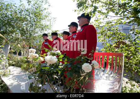 Londra REGNO UNITO. Il 19 maggio 2014. Chelsea pensionati rilassarsi su un apposito banco durante la giornata della stampa della RHS Chelsea flower show Credito: amer ghazzal/Alamy Live News Foto Stock