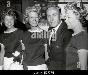 Il Beverley sorelle saluto di gioia il marito Billy Wright all'aeroporto Foto Stock