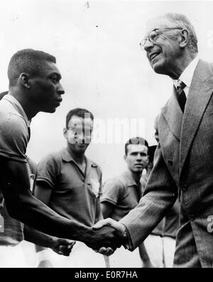 Giocatore di calcio Pele stringono le mani con il Re Gustavo VI Adolfo Foto Stock