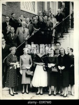 Maggio 05, 1958 - Regina Juliana incontra Viscountess Kilmuir: Regina Juliana dei Paesi Bassi e della principessa Beatrice, ha incontrato ieri il presidente del nuovo comitato UNICEF, Viscountess Kilmuir, al Don Casa Bosch, all'Aia. La foto mostra (da sinistra) Regina Juliana, Viscountess Kilmuir e Princess Beatrix, raffigurato nella riunione di ieri. Foto Stock