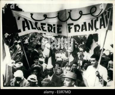 Maggio 05, 1958 - Più manifestazioni nelle strade di Algeri. ''Algeria deve rimanere il francese". Le manifestazioni si svolgono nelle strade di Algeri - quasi ogni giorno - dopo la ribellione dei coloni. Questa immagine è appena arrivato illustra ai cittadini - francese e quella musulmana in piazza Forum holding striscioni e gridando ''L'Algerie Francaise'' (Algeria deve rimanere francese) Foto Stock