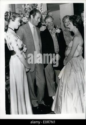 05 maggio 1958 - La Principessa Margaret va a vedere il musical ""My Fair Lady": mostra fotografica dopo lo spettacolo la principessa Margaret incontra i membri del cast al Theatre Royal Drury Lane, la notte scorsa. Qui lei sta chattando con Julie Andrews, Rex Harrison e Stanley Holloway, le stelle della mostra. Foto Stock