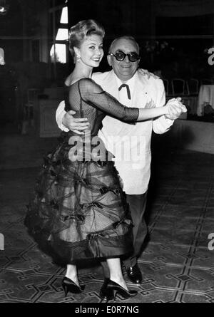 Marcel Achard e Mitzi Gaynor balli presso il Festival del Cinema di Cannes Foto Stock