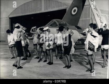 Lug. 07, 1958 - La Marching ''Wrens'' perso le loro uniformi: quando una parte di Wrens procedevano attraverso il campo di aviazione a Lee on Solent air station ieri, qualcuno ha iniziato il motore di un jet e la scia t fuori le loro uniformi. Ma non ci sarà nessun ritorno dall'Ammiragliato, perché le ragazze erano giovani modelli, che sono state usate al posto di regolari Wrens per questa scena nel nuovo British commedia film ''ulteriore fino il greco". Real Wrens (membri della donne;s Royal Naval Service)., sono stati utilizzati solo nella fase di apertura della scena. Foto Stock