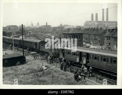 Lug. 07, 1958 - molti feriti a Londra treno Crash: tra trenta e quaranta persone sono rimaste ferite questa mattina in una collisione tra un treno a vapore e un treno elettrico a labirinto Hill stazione ferroviaria, Greenwich. La foto mostra vista generale che mostra la disastrata treni - dopo il crash al labirinto Hill, Greenwich oggi. Foto Stock