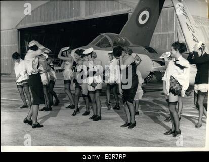 Lug. 07, 1958 - La Marching ''Wrens'' perso le loro uniformi: quando una parte di Wrens procedevano acress l'aviosuperficie a Lee on Solent air station ieri, qualcuno ha iniziato il motore di un jet - e la scia tere fuori le loro uniformi. Ma non ci sarà nessun ritorno dall'Ammiragliato, perché le ragazze erano giovani modelli, che sono state usate al posto di regolari Wrens per questa scena nel nuovo British commedia film ''ulteriore fino al torrente''. Real Wrens (membri delle donne del Royal Naval Service), sono stati utilizzati solo nella fase di apertura della scena. Foto Stock