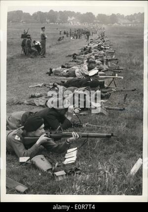 Lug. 07, 1958 - National Rifle Association premio annuale incontro a Bisley Camp.: la National Rifle Association 89th. Premio annuale riunione, si è aperto oggi a Bisley Camp. Mostra fotografica di vista generale cercando lungo la linea come concorrenti shoot - a Bisley oggi. Foto Stock