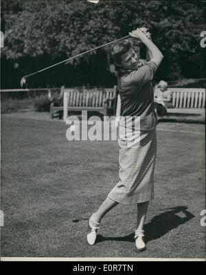 Lug. 07, 1958 - Rita Hayworth fa un bel tiro partita di golf presso il Country Club: Schermo star Rita Hayworth fa bella store - durante la partita con la sig.ra Burt Lancaster, moglie di schermo star - all'Hartsbourne Country Club, Herts. Rota solo bisogno di un po' di pareri dal compartimento e mettere su un gioco fine. Foto Stock