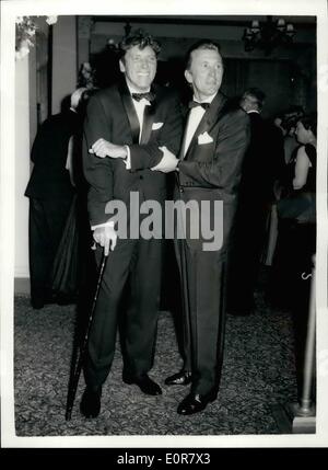 Lug. 07, 1958 - Il Duca di Edimburgo assiste Premiere di ''i vichinghi'': S.A.R. Il Duca di Edimburgo ha partecipato questa sera la premiere del film ''i vichinghi'', a Lancaster Square Theatre. Mostra fotografica di Burt Lancaster, che hanno messo a dura prova la sua schiena mentre in aumento con i suoi figli, è assistita da co-star Kirk Douglas, all'arrivo presso il Teatro di questa sera. Foto Stock