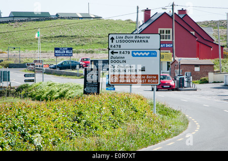 Strada e Touring percorso lungo la selvaggia modo Atlantico sulla costa occidentale dell' Irlanda Foto Stock