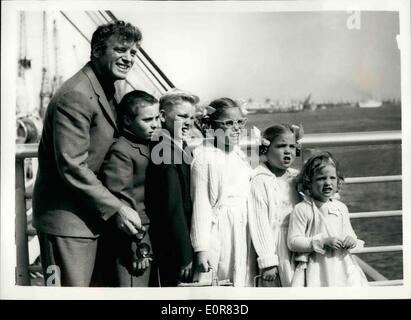 Lug. 07, 1958 - Burt Lancaster arriva qui con la moglie e i cinque figli: Film di star Lancaster ha inviato la sua moglie, Norma, e due dei loro figli da aria a Londra per Casa-caccia. Egli seguì il mare vi tre bambini a pellicola '"Devil's discepolo''. Tutti i membri della famiglia sono riuniti quando il liner Stati Uniti ancorata a Southampton ieri. La foto mostra il film di star Burt Lancaster visto con i suoi cinque figli Giacomo, Billy Susanna, Joanna e Sighle a Southampton ieri. Foto Stock