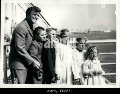 Lug. 07, 1958 - Burt Lancaster arriva qui con la moglie e i cinque figli: Film di star Burt Lancaster ha inviato la sua moglie, Norma, e Foto Stock