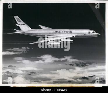 Lug. 07, 1958 - Tenere premuto per rilasciare al 3:00 P.M. (PDT) Mercoledì, 30 Luglio 1958: nuovo rivestimento a getto di American Airlines, Inc. ha acquistato 25 di questi nuovi 635-miglio-un-ora gli aerei di linea a getto da Convair Division della General Dynamics Corporatio. Noto come il Convair 600, il nuovo aereo sarà in grado di alta velocità di volo transcontinentale sarà piena payload passeggero. Le due appendici rastremate sul parafango il bordo di uscita sono nuovo design aerodinamico che permette il piano di volo in modo efficiente appena al di sotto della velocità del suono. Il Convair 600 verrà alimentato da quattro General Electric CJ-805-21 aft-ventola motori a getto. Foto Stock