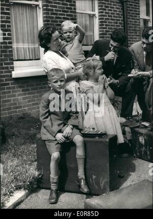 Lug. 07, 1958 - Primo britannici arriva a casa dall'Iraq: un partito del British mogli e figli - il primo di britannici di lasciare il Iraq sin dalla rivoluzione, arrivati all aeroporto di Southend questa mattina. Dall'aeroporto abbiamoe pilotato per l'aria Trooping Transit Hotel a Hendon. Il volò per Bagdad, via NicISA. La foto mostra: La sig.ra Thelma Freeman, con i suoi tre figli, Christopher, 8, Ruth 6, e Hendon oggi dopo che arrivano dall'Iraq. Ella è la moglie del signor McDonald Freeman, un ingegnere civile worki8ng sull'aeroporto di Bagdad. Foto Stock