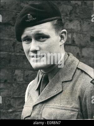 Agosto 08, 1958 - Royal Artillery sergente per Stati Uniti ''Pista Show": Servizio Nazionale Sgt. Robert Corp (20) della Royal Artillery - di stanza a Woolwich - è volare a Chicago alla fine di questa settimana - in uniforme Scout a comparire nel primo American Boy Scout ''Pista Visualizza''. Egli è stato uno dei due scout selezionato dal British Scout e vive in Hendon. Egli avrà buona volontà messaggi al sindaco di Chicago dal Sindaco di Londra e da Lord Rowallan, il Capo Scout. La foto mostra il SGT. Robert Corp - Chi è il volo per gli Stati Uniti alla fine di questa settimana. Foto Stock