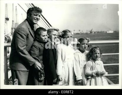 Lug. 07, 1958 - ma Lancaster arriva qui con la moglie e i cinque figli: Film di star Burt Lancaster ha inviato la sua moglie, Norma, e due dei loro figli da aria a Londra per Casa-caccia. Egli seguita da mare con gli altri tre bambini a pellicola '"Devil's discepolo''. Tutti i membri della famiglia sono riuniti quando il liner Stati Uniti ancorata a Southampton ieri. La foto mostra il film di star Burt Lancaster visto con i suoi cinque figli Giacomo, Billy Susanna, Joanna e Sighle a Southampton ieri, Foto Stock