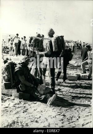 Lug. 07, 1958 - foto originali di Marines americani lo sbarco in Libano. La foto mostra gli abitanti locali si radunano un gruppo di Marines americani sulla spiaggia di Ehalde, vicino a Beirut, dopo il Martedì gli sbarchi. Questa immagine originale è stato ricevuto da aria oggi. Foto Stock