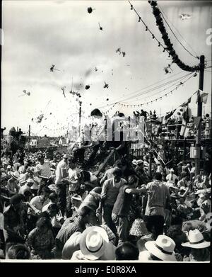 Lug. 07, 1958 - Jersey Battaglia dei Fiori. Mostra fotografica di:- la scena durante la "battaglia", oggi nel corso del Jersey annuale Battaglia dei Fiori. Foto Stock