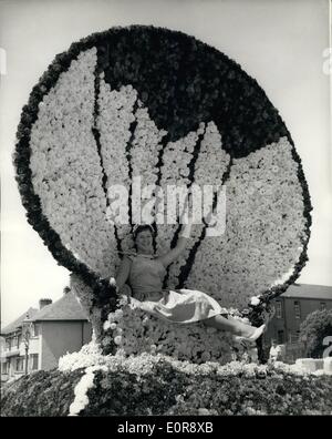 Lug. 07, 1958 - Jersey Battaglia dei Fiori. Mostra fotografica di:- Margaret O'Brien seduti su uno dei molti galleggianti - nella forma di un enorme mare-shell, durante l annuale Jersey Battaglia dei Fiori di oggi. Foto Stock