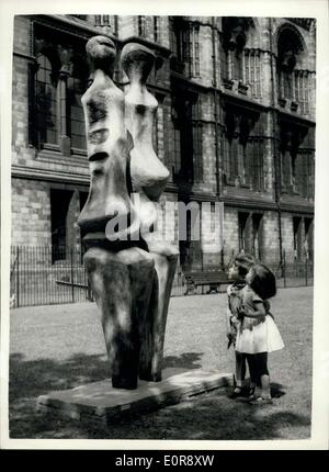 Lug. 10, 1958 - Open Air mostra di scultura: un open-air mostra di scultura da recenti scultori del Royal College of Art, si terrà domani nei giardini del Museo di Storia Naturale, Cromwell road. Mostra fotografica. Bobby Dashwood,3, e Catherine Hall, 3, di Kensington, visto guardando John Wragg's ''amanti''-made in pleater-all'odierna premere Visualizza. Foto Stock