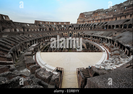 Roma, Italia - interno dell Anfiteatro Flavio (Colosseo) Foto Stock