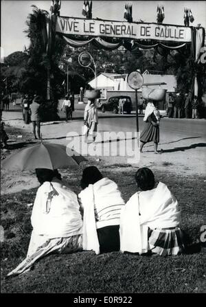 Agosto 08, 1958 - il generale De Gaulle Inj Madagascar: Foto mostra uno degli archi di trionfo recanti la scritta ''Vive De Gaulle'' mettere fino a Tananarive (la capitale) per la visita del generale De Gaulle. Foto Stock