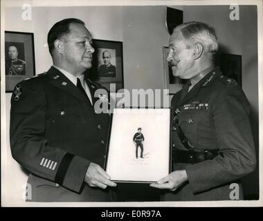 Ottobre 10, 1958 - Cerimonia di Presentazione: La presentazione ha avuto luogo questa mattina di un colore dell'acqua di un Pmo nel 1905 uniforme, in generale di Mayo dal maggiore generale O.P.J. Rooney, PMO-in-chief presso l ufficio di guerra, Lansdowne House, Berkeley Square. La foto mostra il maggiore generale Rooney (destra) presenta il colore dell'acqua in generale di Mayo questa mattina. Foto Stock