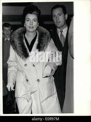 Ottobre 10, 1958 - Lady Beatty ritorna alla Svizzera.: mostra fotografica di Lady Beatty, società bellezza e amico del cantante Frank Sinatra,raffigurato all aeroporto di Londra la scorsa notte con Sinatra's agente pubblicitario, il sig. Ewan Lloyd, quando ritornò da un week - end in Svizzera. Subito dopo il suo arrivo, Frankie Sinatra chiamato su di lei a casa sua in Nord - terrazza, Chelsea. Foto Stock