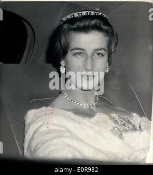 Ottobre 10, 1958 - Presidente Heuss a Londra in visita di Stato a banchetto a Buckingham Palace.: Foto Mostra la Principessa Alexandra, la figlia della duchessa di Kent, arriva in auto a Buckingham Palace per partecipare al banchetto di stato questa sera. Foto Stock
