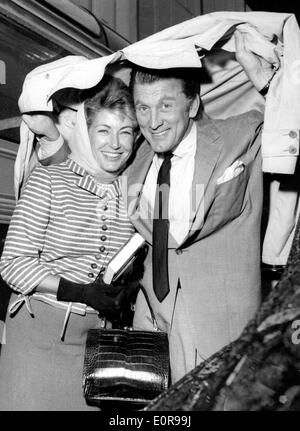 Attore Kirk Douglas e la moglie Annie arriva a Londra Foto Stock