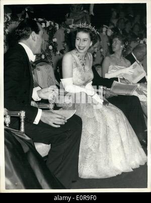 Ottobre 10, 1958 - Queen assiste premiere del film: H.M. la regina ha partecipato alla premiere di ''Me e il colonnello'' a l'Odeon, Leicester Square. Mostra fotografica di H.M. La regina in auditorium laughingly colloqui con il duca di Devonshire questa sera. Foto Stock