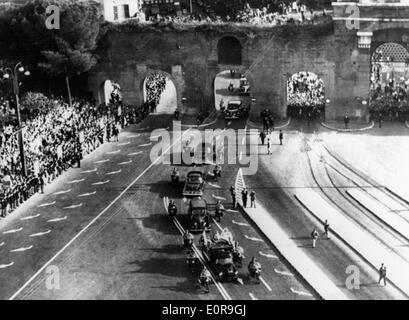 Il corteo funebre di papa Pio XII Foto Stock