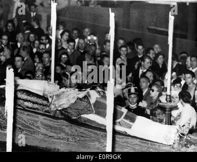 Corpo del Papa Pio XII al suo funerale nella Basilica di San Pietro Foto Stock