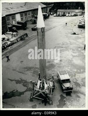 Sett. 09, 1958 - Cavaliere Nero prova di volo: una prova di volo di un razzo balistico - Il Cavaliere Nero - progettato per scopi di ricerca ha avuto luogo sulla gamma australiana a Woomera. La prova è stata effettuata con successo e il missile eseguita secondo le aspettative. Una serie di voli di prova del veicolo viene effettuata dal ministero dell'alimentazione in collaborazione con il Ministero australiano dell'offerta. Il razzo è stato progettato da un team guidato dal velivolo reale istituzione del Ministero di alimentazione per fornire i dati di ricerca Foto Stock