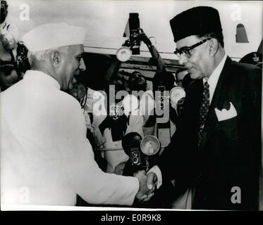 Sett. 09, 1958 - Il Primo ministro del Pakistan arriva a Delhi per discutere le dispute di confine. Il sig. Firoz Khan a mezzogiorno, il Primo Ministro Foto Stock