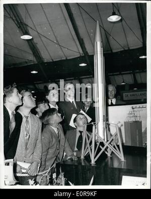 Sett. 09, 1958 - Modello del Cavaliere nero in mostra a Farnborough.: Bambini al salone di Farnborough ieri, visto guardando un modello di Gran Bretagna il razzo balistico cavaliere nero che ieri è stato lanciato con successo a Woomera Test Range in Australia. Foto Stock