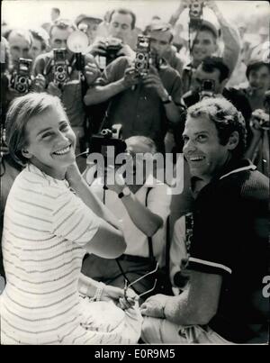 Sett. 09, 1958 - stella tedesca come centro di attrazione per il Festival del Cinema di Venezia: attrice tedesca Maria Schell - è circondato da Foto Stock