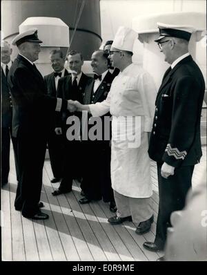 Sett. 09, 1958 - Commodore della Cunard flotta si ritira. Maestro della regina Elisabetta: Commodore Charles S. Williams della flotta di conteggio - master della regina Elisabetta - a sinistra la camicia oggi di andare in pensione alla fine di 39 anni di servizio. È entrato a far parte della linea nel 1919. Keystone mostra fotografica di Commodore Williams dice addio ai membri della regina Elisabetta - equipaggio a bordo del liner di oggi. Foto Stock