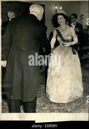 Ottobre 21, 1958 - 21.10.58 della Regina e del Principe Filippo cenare con il Presidente Heuss presso l'ambasciata tedesca Ã¢â'¬â€oe La regina, principe Foto Stock