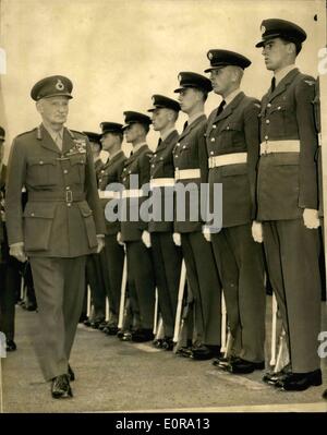 Sett. 09, 1958 - Maresciallo di Campo Signore Montgomery vola torna a Londra. Maresciallo di Campo Signore Montgomery volato in Northolt oggi da Parigi alla fine del suo mandato come vice Comandante supremo delle forze alleate in Europa. Oggi egli ha pagato una visita a forma H.Q. per dire addio ai compagni ufficiali. La foto mostra: Maresciallo di Campo Signore Montgomery ispeziona una guardia d'onore al suo arrivo a Northolt oggi. Keystone. Foto Stock