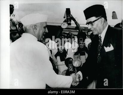 Sett. 09, 1958 - Il Primo ministro del Pakistan arriva a Delhi per discutere le dispute di confine. Il sig. Firoz Khan a mezzogiorno, il primo ministro Foto Stock