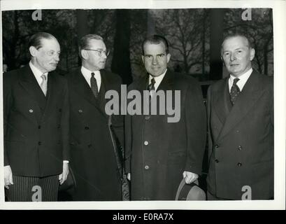 Nov. 11, 1958 - Il Sig. Richard Nixon a Londra.: Gli Stati Uniti il Vicepresidente, Sig. Richard Nixon, che è arrivato a Londra con la moglie oggi per quattro giorni di visita ufficiale in Gran Bretagna è stato ospite d onore a oggi la pellegrini pranzo presso il Savoy Hotel. La foto mostra il gruppo all'arrivo in Hotel Savoy per il pranzo di oggi sono (L a R): Sir Campbell Stuart, vicepresidente dei pellegrini; il sig. Richard Nixon; il sig. John Hay Whitney, ambasciatore americano, e il Segretario di Stato per gli affari esteri, il sig. Selwyn Lloyd. Foto Stock