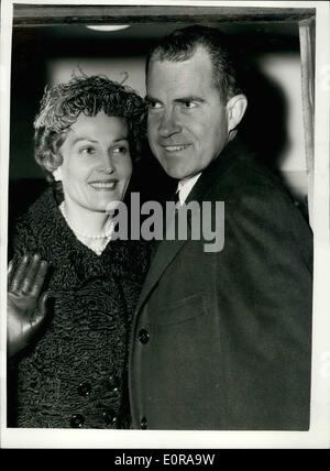 Nov. 11, 1958 - Vicepresidente Nixon a Londra: Negli Stati Uniti il Vicepresidente, Sig. Richard Nixon, e sua moglie che ha volato in aeroporto di Gatwick da Washington questa mattina, ha viaggiato a Victoria Station con il treno. Mostra fotografica. Il sig. Richard Nixon e sua moglie, raffigurato alla porta del loro trasporto, quando siamo arrivati alla stazione di Victoria oggi. Foto Stock
