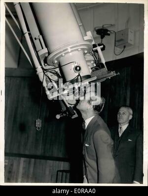 Nov. 11, 1958 - Il Duca Guarda le stelle.: Herstmondeux Sussex guardato dall'astronomo reale, il dottor Richard V. D.R. Wooley, il Duca di Edimburgo sguardi nel 26 pollici telescopio rifrattore a Dome E. del Royal Observatory di Greenwich a Herstmoneux nel Sussex durante la sua visita di oggi. Quasi mezzo secolo fa il royal Observatory ha iniziato a misurare le distanze delle stelle più vicino. Questo è ancora il compito primario di Thompson telescopio rifrattore, che ha una F/10 lente 26 pollici di diametro. Sotto i 34 ft Foto Stock