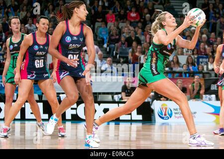 18 maggio 2014 - Melbourne, Victoria, Australia - CAITLIN BASSET della febbre afferra la palla durante la RD 12 match tra il Melbourne Vixens e sulla West Coast la febbre durante il 2014 ANZ Netball campionato a Hisense Arena. (Credito Immagine: © Tom Griffiths/ZUMA filo/ZUMAPRESS.com) Foto Stock