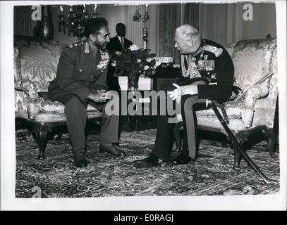 Nov. 11, 1958 - Il Duca e la Duchessa di Gloucester IN ETIOPIA. KEYSTONE mostra fotografica di:- il duca di Gloucester colloqui con l'imperatore Haile Selassie dopo il benvenuto ufficiale della Royal visitatori presso il Palazzo Reale di Addis Abeba in arrivo con la Duchessa. Foto Stock