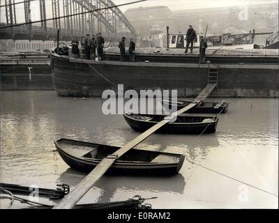 Sett. 27, 1958 - neve e inondazioni Sweep France-Seine sorge a Parigi: Mostra fotografica presso il ponte di Austerlitz, l'bargemen hanno vedere una passerella che coprono l'allagato rive della Senna. Foto Stock