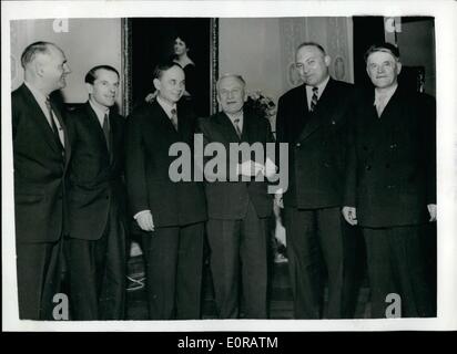 Nov. 11, 1958 - Premi Nobel frequentare la reception a Stoccolma. Sei del 1958 vincitori di Premi Nobel erano presenti alla reception dato da Earl Marshal Birger Ekeberg nella sua casa di Stoccolma. OPS: i sei vincitori di Premi Nobel al partito (L. per R.) George W. Beadle (USA), Frederick Sanger (Gran Bretagna), Ilja M. Frank (URSS), Igor E. Tanm (URSS), Lederberg Josuha (USA) e Pavel A. Tjerenkov (URSS) Foto Stock