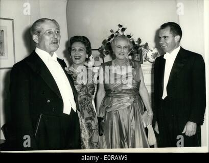 Nov. 11, 1958 - Il Sig. Nixon Dines a No.10. Gli Stati Uniti il Vicepresidente, Sig. Richard Nixon, e sua moglie, questa evenin cenato con il primo ministro, sig. Harold Macmillan, a No.10. -A Downing street. Il sig. e la Sig.ra Nixon era arrivato in precedenza oggi su una quattro giorni di visita ufficiale in Gran Bretagna. Mostra immagine: (L a R) a oggi la cena a Downing street - sono il Sig. Herold Macmillan, la sig.ra Richard Nixon; signora Dorothy Macmillian e il sig. Richard Nixon. Foto Stock